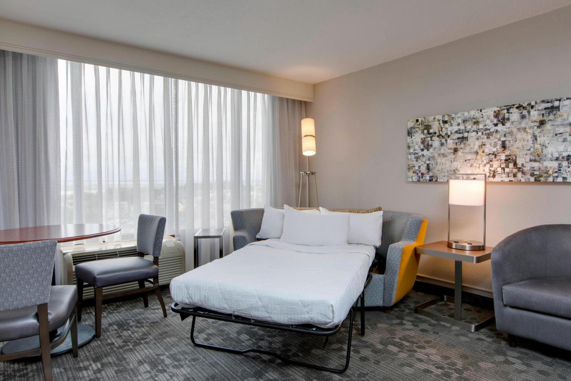 Hotel Courtyard By Marriott Boston Logan Airport Exterior foto