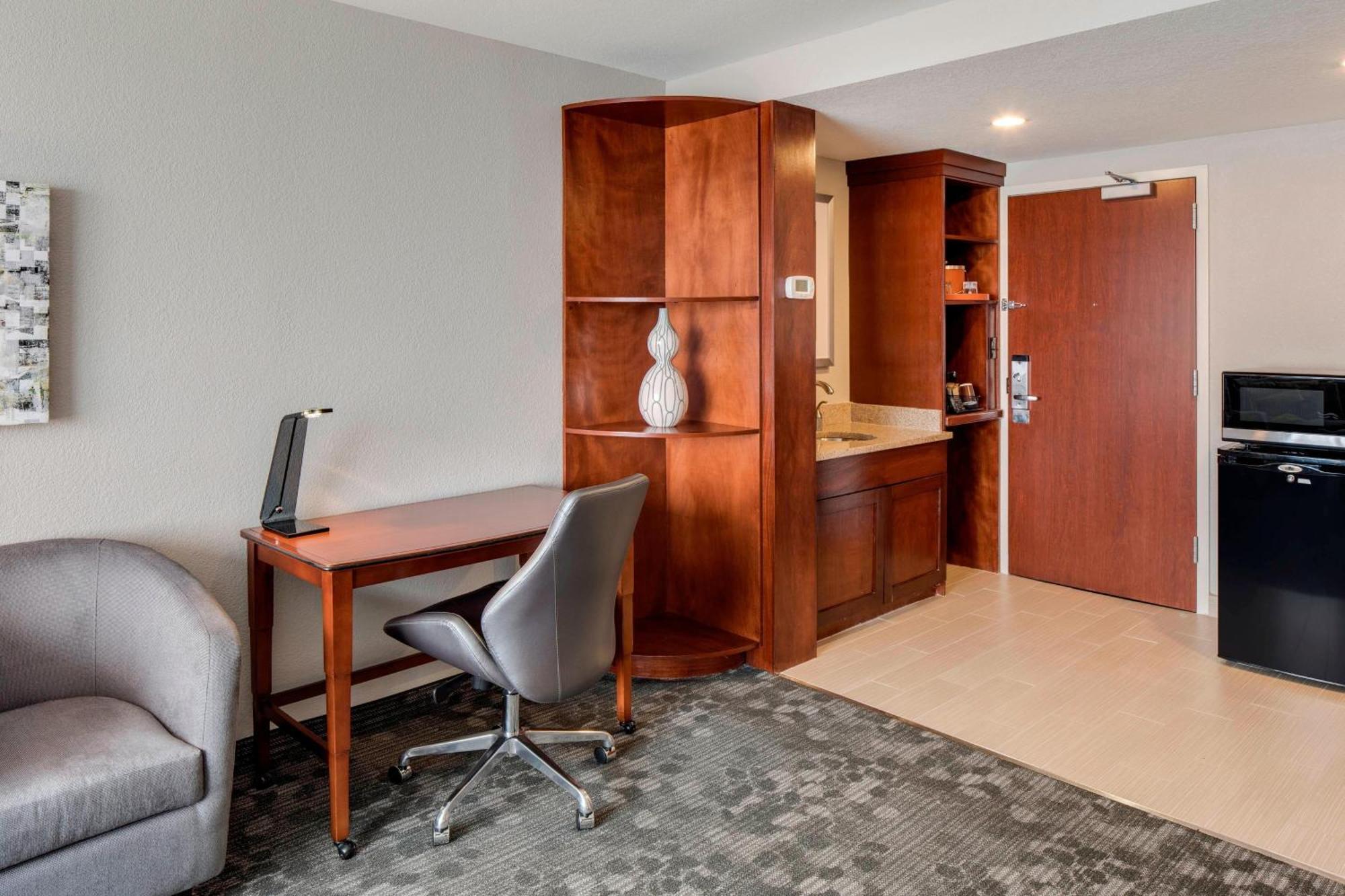 Hotel Courtyard By Marriott Boston Logan Airport Exterior foto
