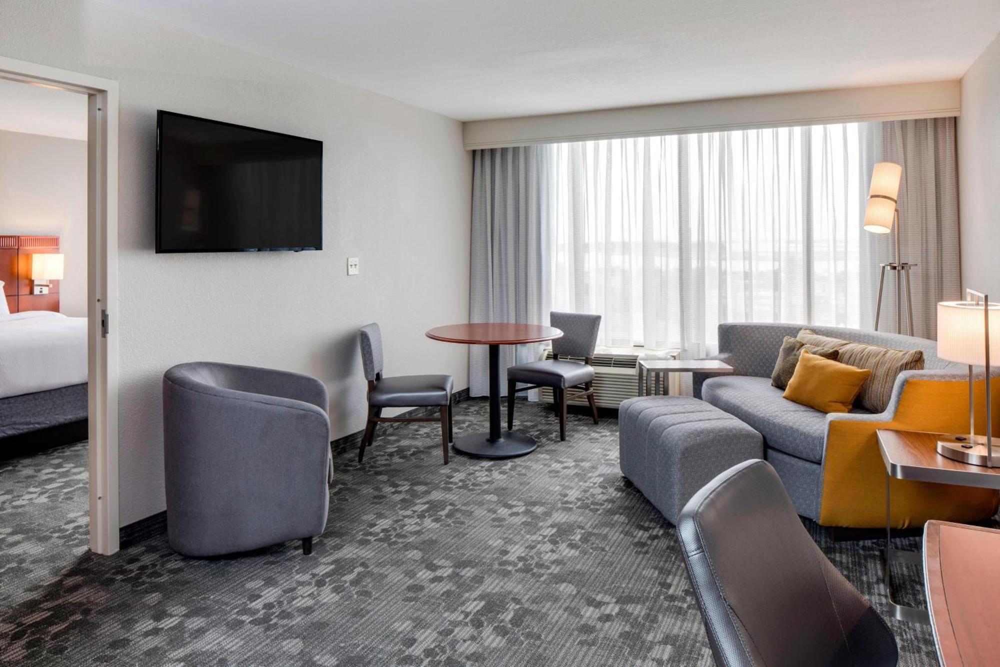 Hotel Courtyard By Marriott Boston Logan Airport Exterior foto